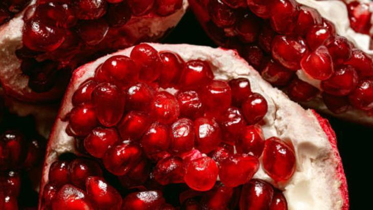 3 işaretle kendini ele veriyor! Nar seçerken hatırlayın: Lekeler her şeyi anlatıyor