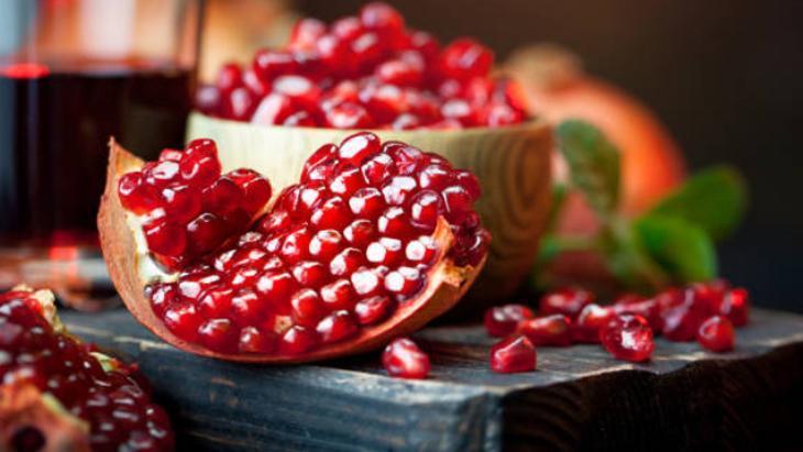 3 işaretle kendini ele veriyor! Nar seçerken hatırlayın: Lekeler her şeyi anlatıyor