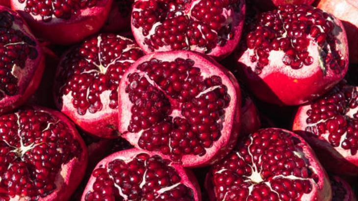 3 işaretle kendini ele veriyor! Nar seçerken hatırlayın: Lekeler her şeyi anlatıyor