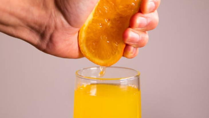 3 portakaldan 5 litre su çıkıyor! Sadece 2 yemek kaşığı ekleyin: Dondurup kabuklu çekin 3 3 portakaldan 5 litre su çıkıyor! Sadece 2 yemek kaşığı ekleyin: Dondurup kabuklu çekin