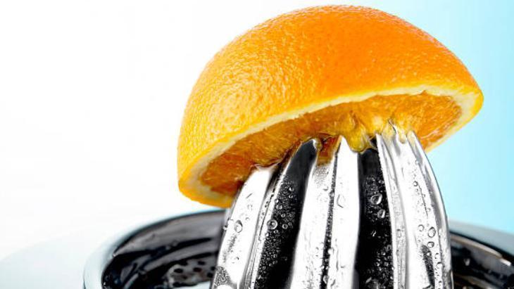 3 portakaldan 5 litre su çıkıyor! Sadece 2 yemek kaşığı ekleyin: Dondurup kabuklu çekin 2 3 portakaldan 5 litre su çıkıyor! Sadece 2 yemek kaşığı ekleyin: Dondurup kabuklu çekin