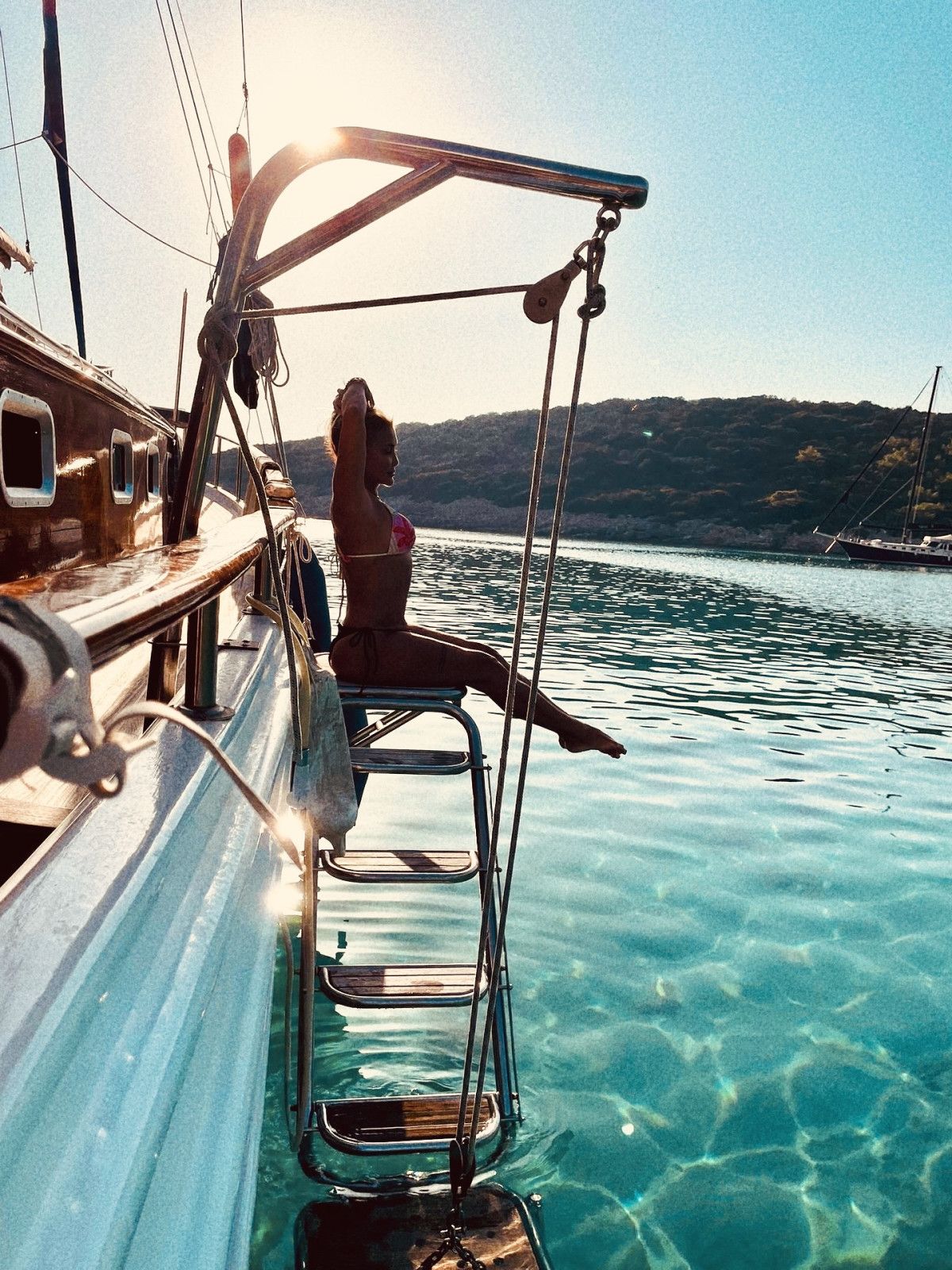 62 yaşında gençlik kaynağı! Yonca Evcimik'ten bikinili pozlarla ilham dolu bir güzellik! 2 62 yaşında gençlik kaynağı! Yonca Evcimik'ten bikinili pozlarla ilham dolu bir güzellik!