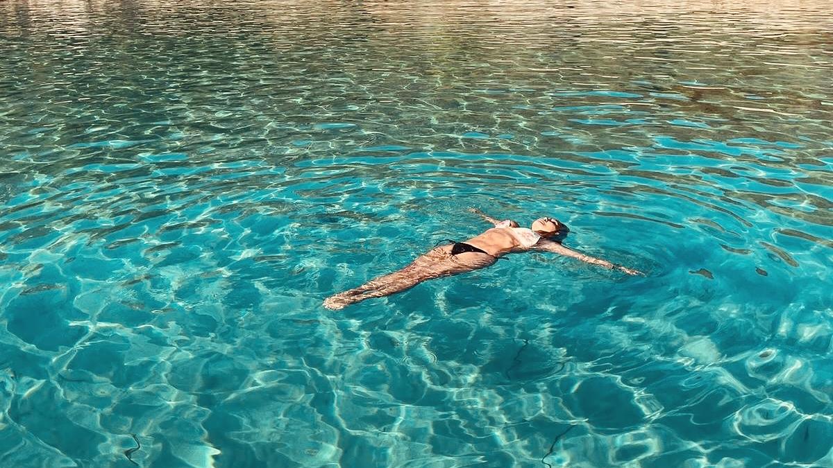 62 yaşında gençlik kaynağı! Yonca Evcimik’ten bikinili pozlarla ilham dolu bir güzellik!