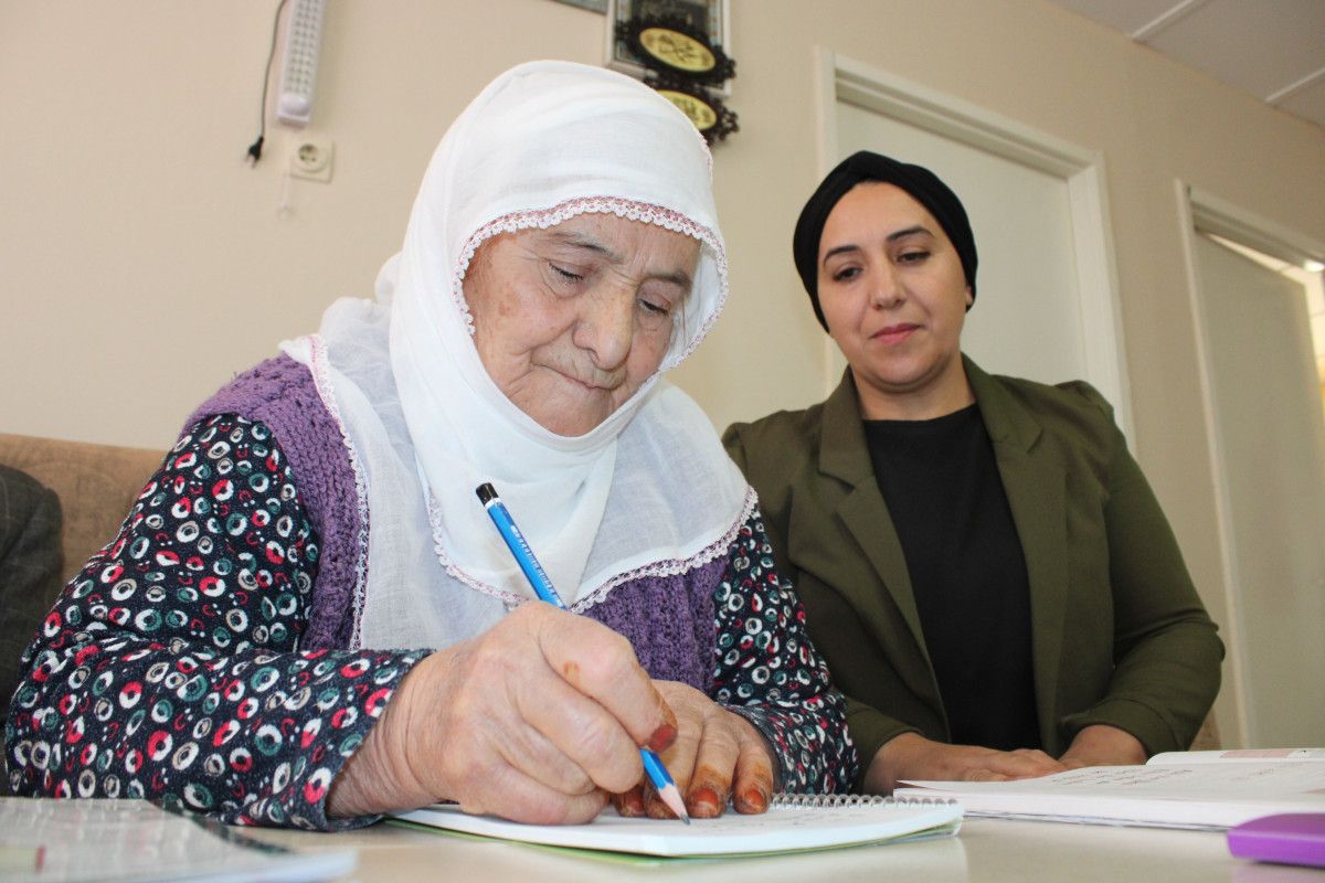 88 Yaşındaki Malatyalı, Eşinin İsteğiyle Okuma Yazma Öğrendi 1 88 Yaşındaki Malatyalı, Eşinin İsteğiyle Okuma Yazma Öğrendi