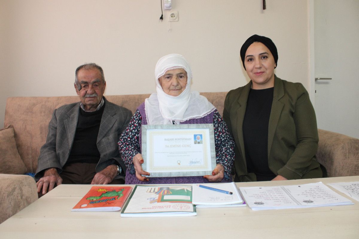 88 Yaşındaki Malatyalı, Eşinin İsteğiyle Okuma Yazma Öğrendi 4 88 Yaşındaki Malatyalı, Eşinin İsteğiyle Okuma Yazma Öğrendi