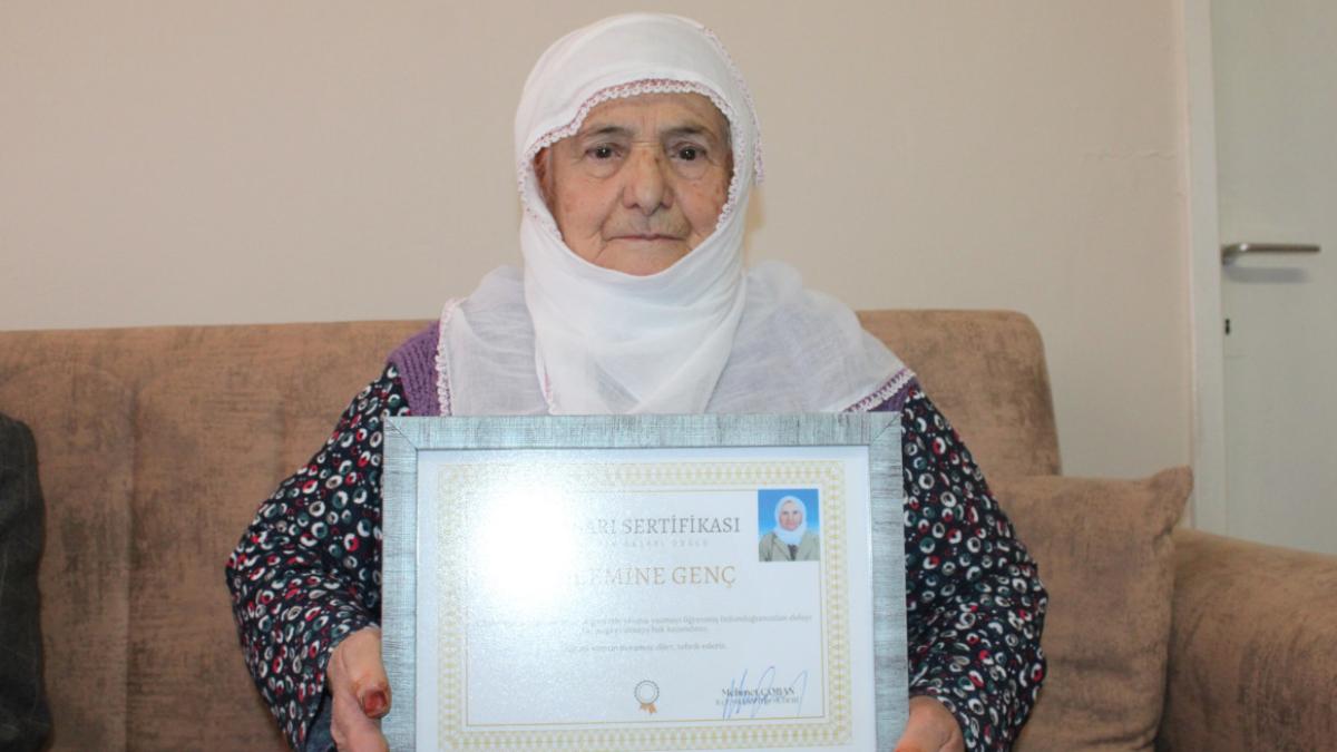 88 Yaşındaki Malatyalı, Eşinin İsteğiyle Okuma Yazma Öğrendi