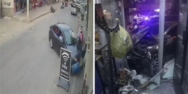 Adana’da Bir Araba Marketin Kapısını Aşındırdı! Yaralılar Var!