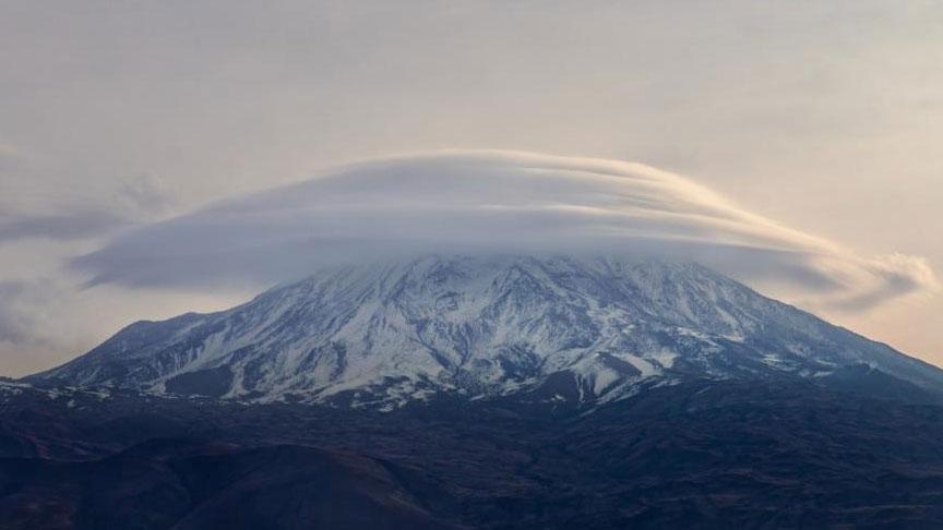 Ağrı Dağı’nda nefes kesen an! Gören büyülendi
