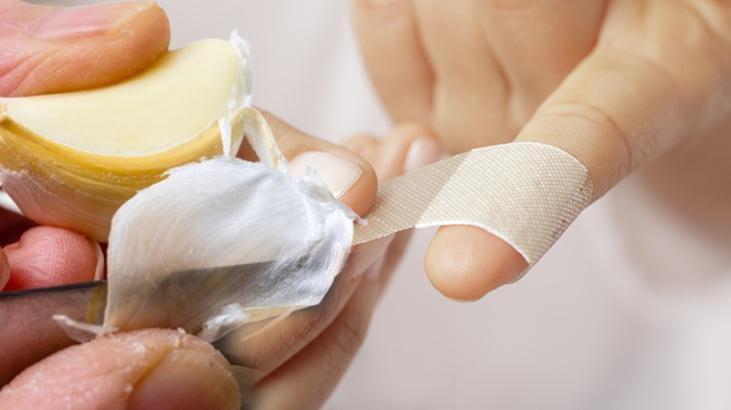 Ağrılara asırlık Japon dokunuşu! Yara bandı ve sarımsakla sonsuz rahatlama 1 Ağrılara asırlık Japon dokunuşu! Yara bandı ve sarımsakla sonsuz rahatlama