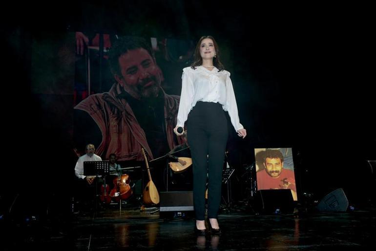 Ahmet Kaya, vefatının 25. yılında AKM'de anıldı 2 Ahmet Kaya, vefatının 25. yılında AKM'de anıldı