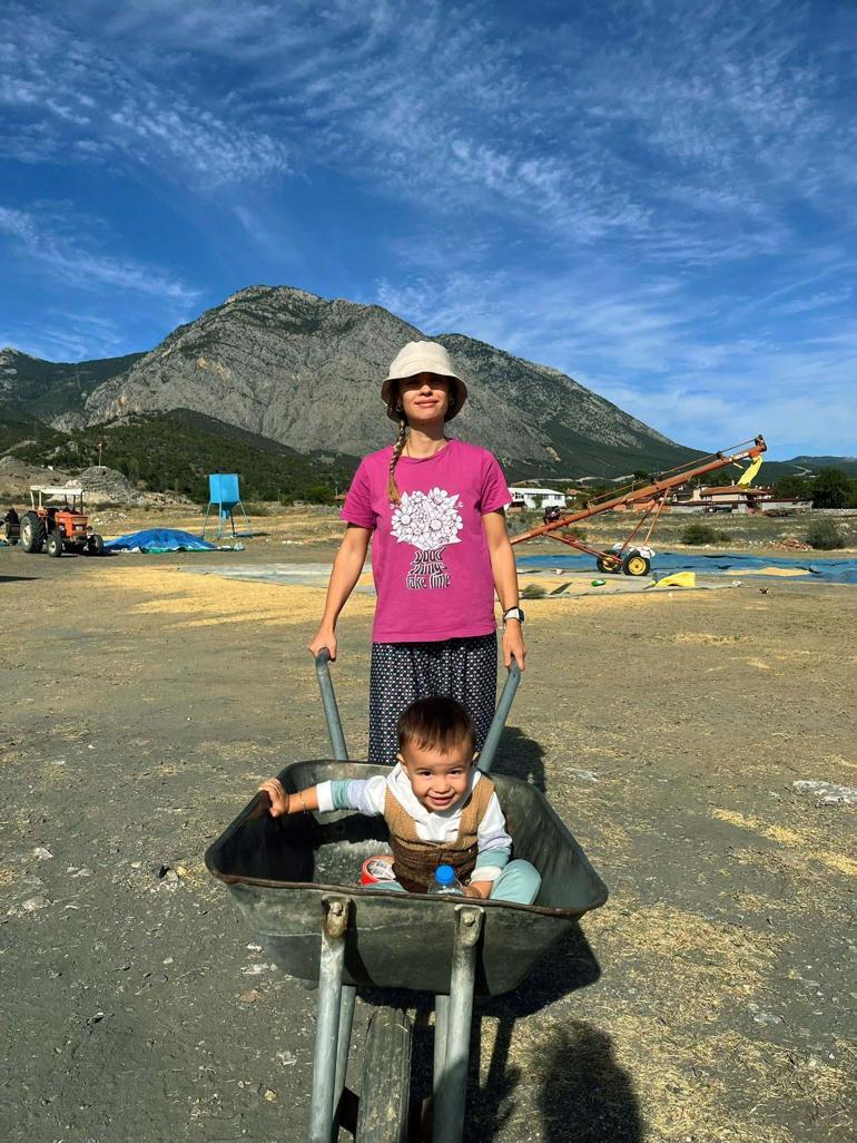 Ailesi döner diye bekledi, 4 yıldır köyde yaşıyor! 'Artık burada yiyecek ekmeğimiz yok' 4 Ailesi döner diye bekledi, 4 yıldır köyde yaşıyor! 'Artık burada yiyecek ekmeğimiz yok'