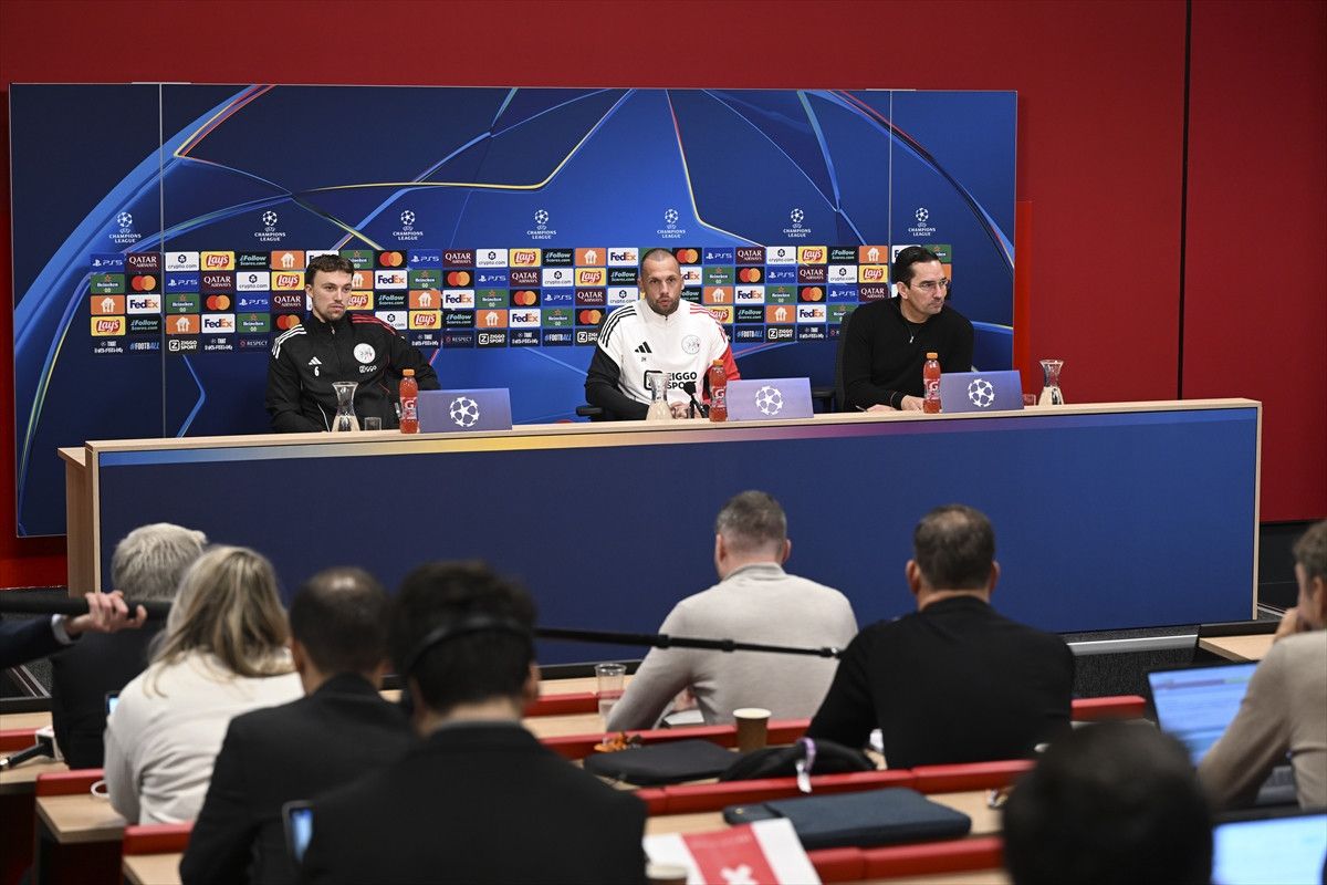 Ajax Teknik Direktörü Heitinga ile Türk Taraftarların Atmosferi Üzerine Çarpıcı Bir Sohbet!