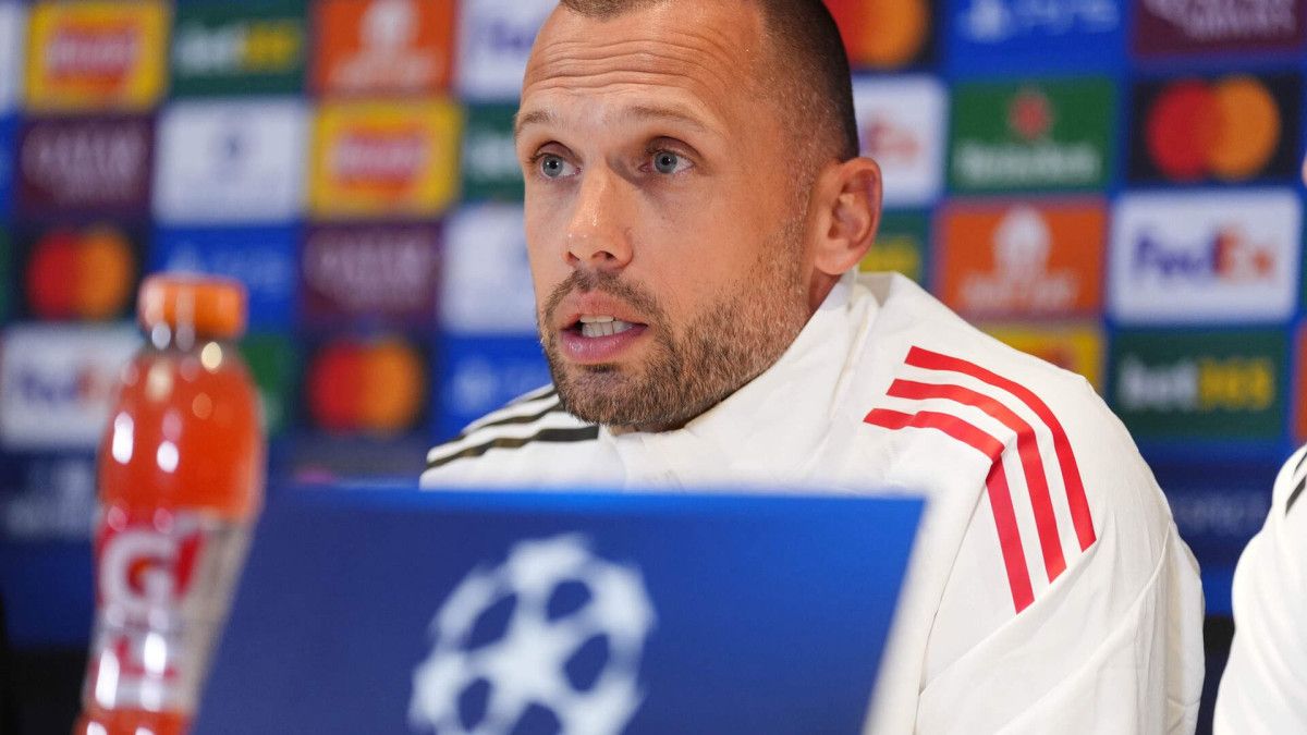 Ajax Teknik Direktörü Heitinga ile Türk Taraftarların Atmosferi Üzerine Çarpıcı Bir Sohbet!