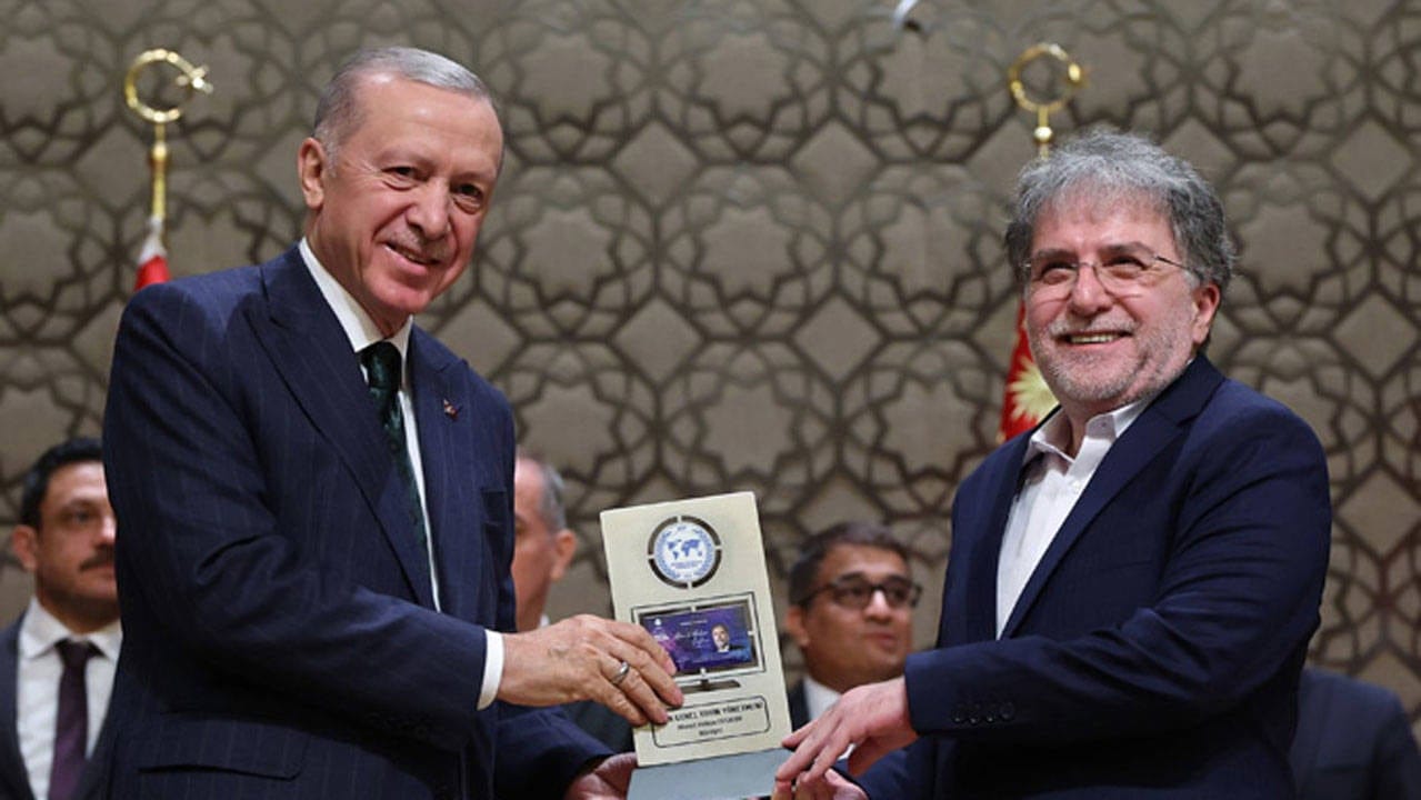 AKP'nin 2 Dakikalık Reklam Filmi: Ahmet Hakan'ı Uçuran Anlar! 1 AKP'nin 2 Dakikalık Reklam Filmi: Ahmet Hakan'ı Uçuran Anlar!