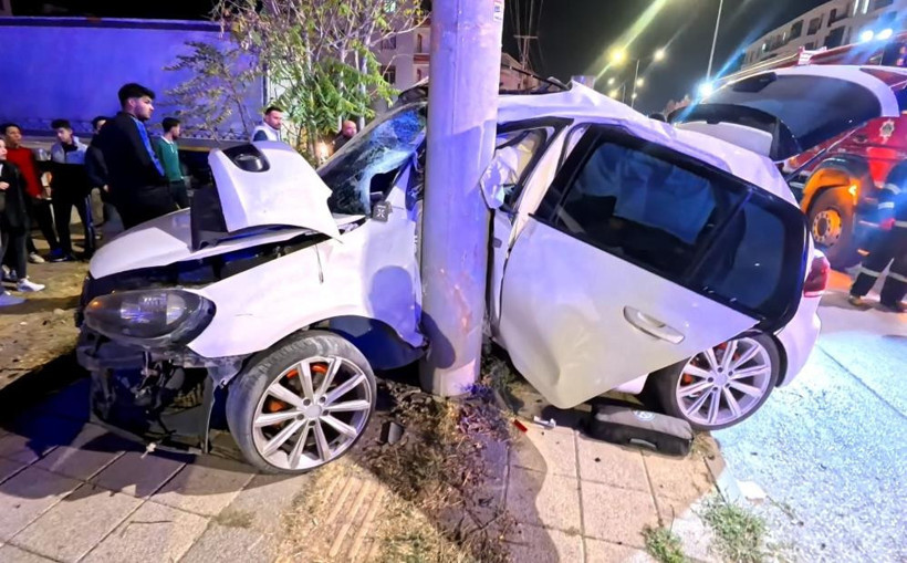 Aksaray'da korkunç kaza! Otomobil direğe saplandı 1 Aksaray'da korkunç kaza! Otomobil direğe saplandı