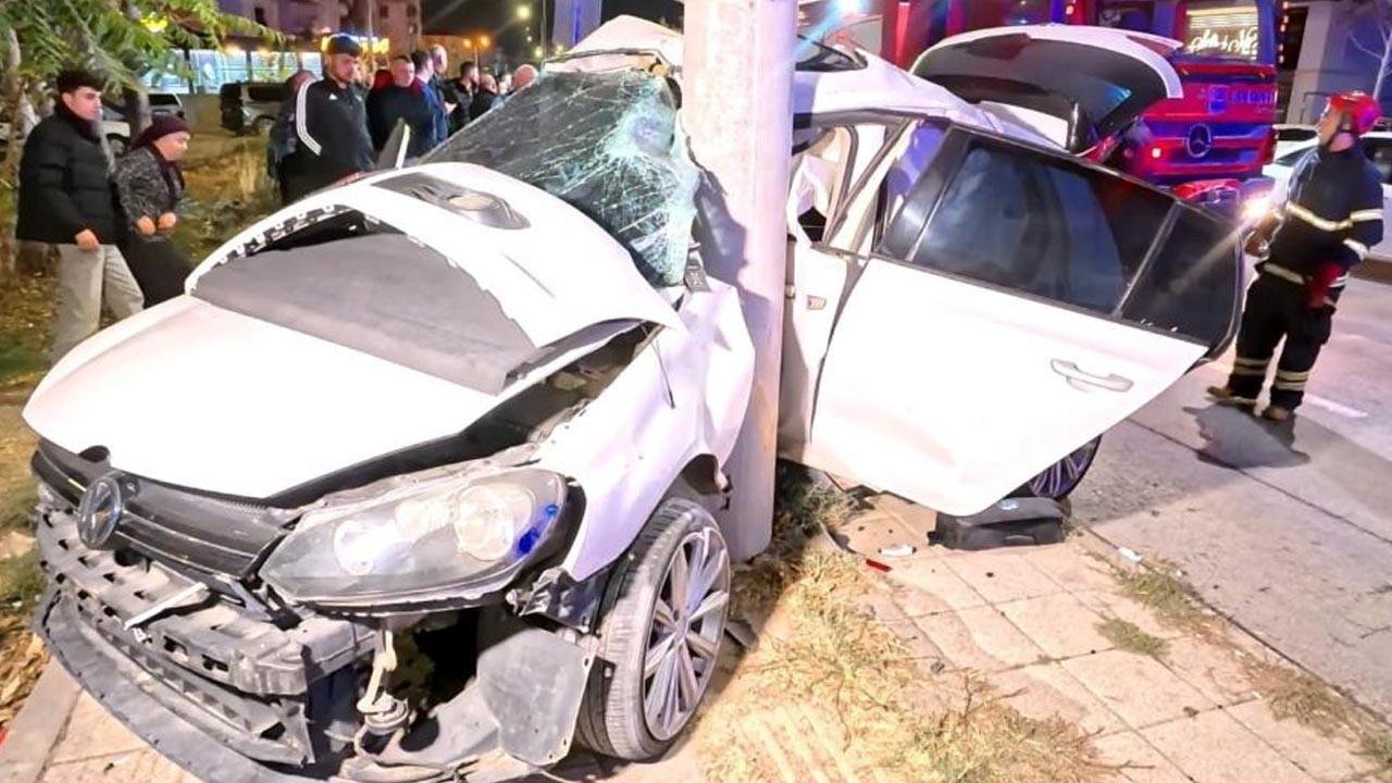 Aksaray’da korkunç kaza! Otomobil direğe saplandı
