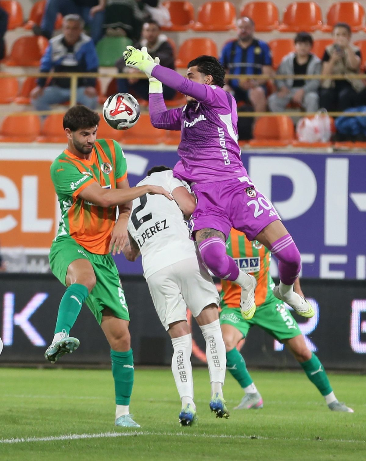 Alanyaspor ve Gaziantep FK Arasındaki Eşitlik Sürüyor 2 Alanyaspor ve Gaziantep FK Arasındaki Eşitlik Sürüyor