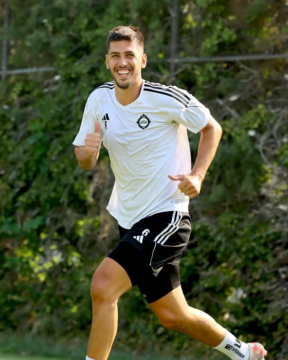 Altay’ın Deneyimli Futbolcusu Ceyhun Gülselam, Kampı Kaçırdı