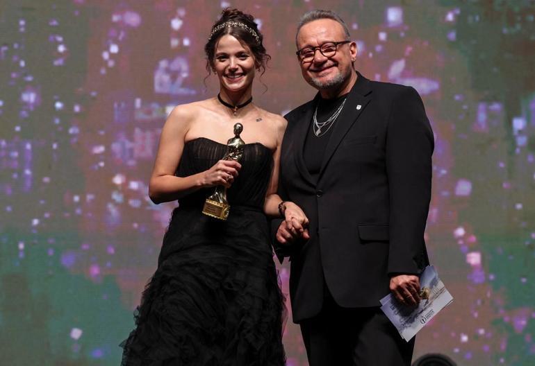 Altın Portakal'da ödüller sahiplerini buldu! Törene 'Tavşan İmparatorluğu' damga vurdu