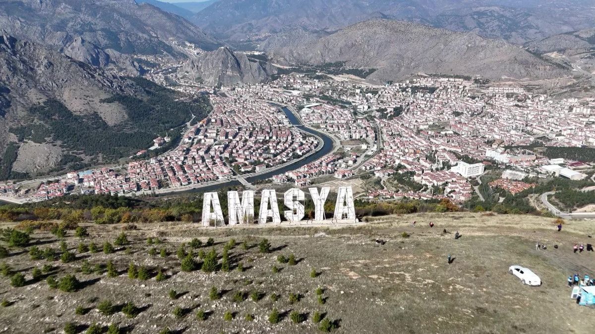 Amasya'nın Zirvesinde: Devasa Harflerle Yazılan 'Hollywood Değil' 1 Amasya'nın Zirvesinde: Devasa Harflerle Yazılan 'Hollywood Değil'
