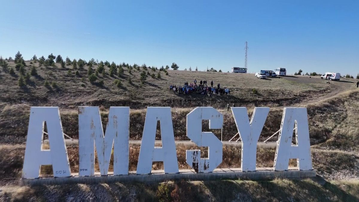 Amasya'nın Zirvesinde: Devasa Harflerle Yazılan 'Hollywood Değil' 2 Amasya'nın Zirvesinde: Devasa Harflerle Yazılan 'Hollywood Değil'