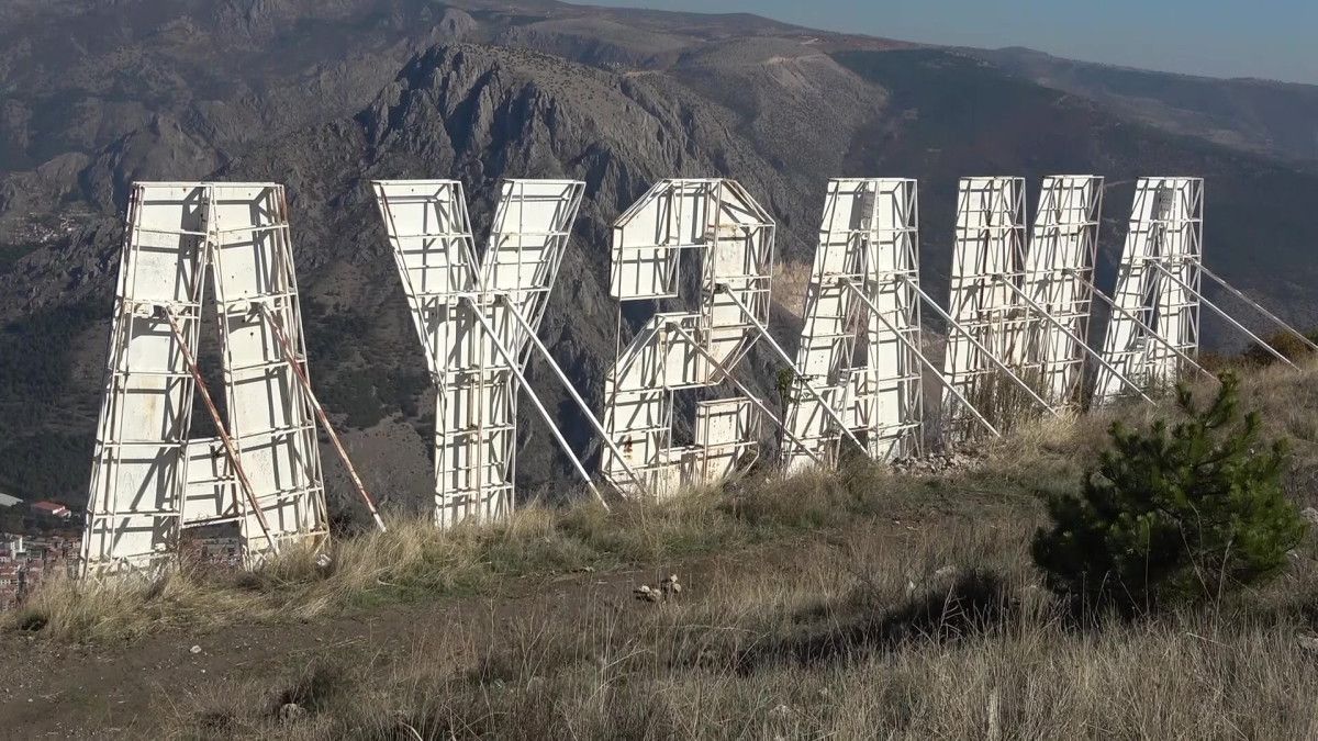 Amasya'nın Zirvesinde: Devasa Harflerle Yazılan 'Hollywood Değil' 3 Amasya'nın Zirvesinde: Devasa Harflerle Yazılan 'Hollywood Değil'