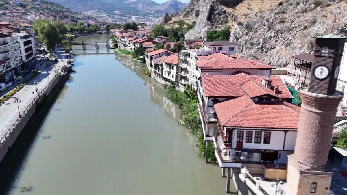 Amasya'nın Zirvesinde: Devasa Harflerle Yazılan 'Hollywood Değil' 4 Amasya'nın Zirvesinde: Devasa Harflerle Yazılan 'Hollywood Değil'