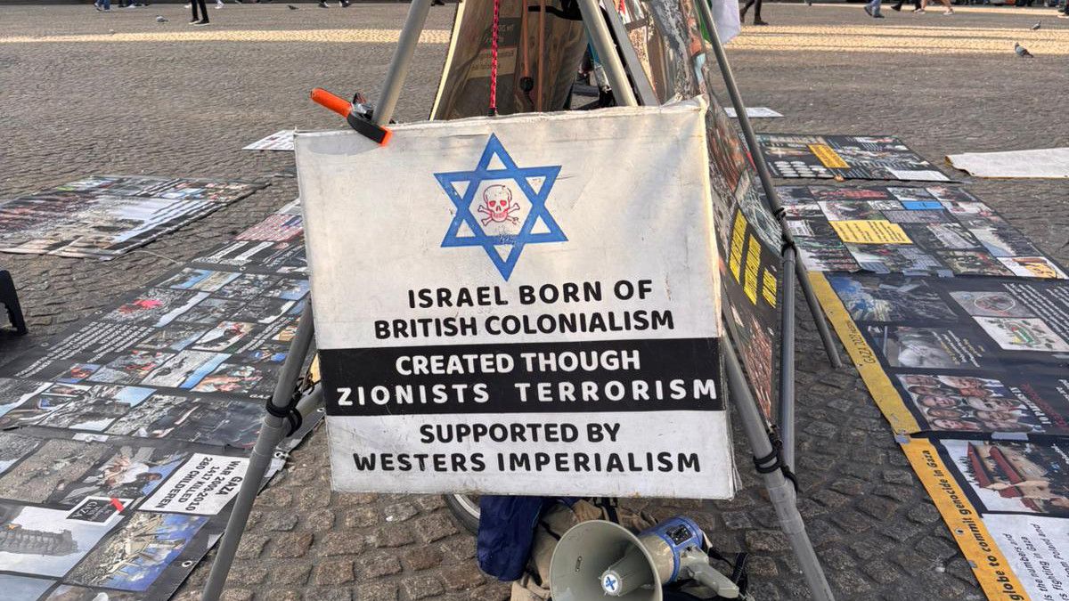 Amsterdam’ın En Ünlü Meydanında Filistin Dayanışması: Hollanda'nın Başkenti Kapsayıcı Bir Ses Oluyor 3 Amsterdam’ın En Ünlü Meydanında Filistin Dayanışması: Hollanda'nın Başkenti Kapsayıcı Bir Ses Oluyor