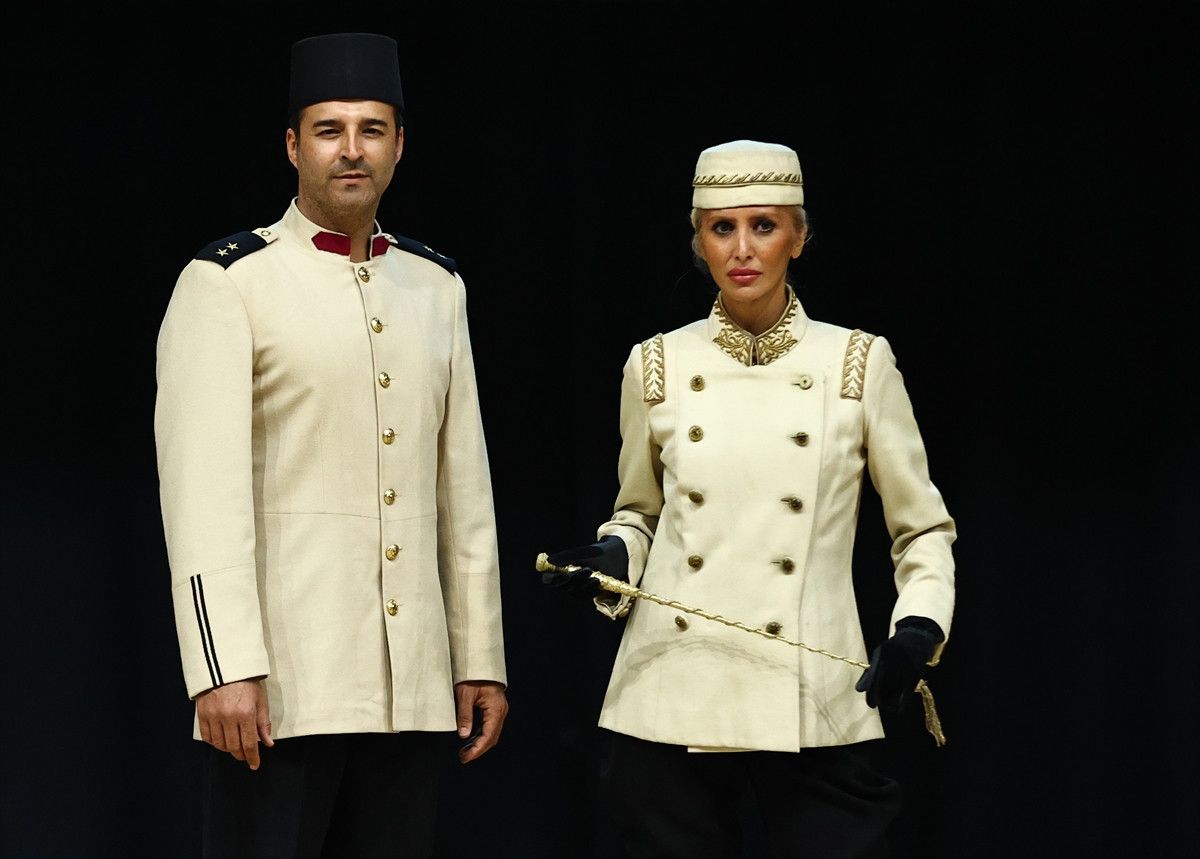 Ankara'da Atatürk'ün İhtişamı: Tarihi Kıyafetler Defilesi Heyecanla Gerçekleşti 4 Ankara'da Atatürk'ün İhtişamı: Tarihi Kıyafetler Defilesi Heyecanla Gerçekleşti