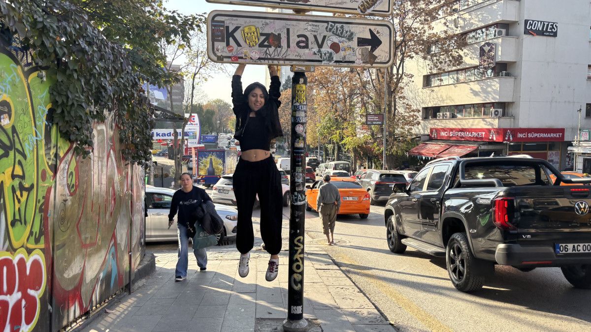 Ankara'nın Kızılay'ında Bir Sanat Eseri: Barfiks Demiri ile Fotoğraf Çekimlerine Yeni Bir Boyut! 1 Ankara'nın Kızılay'ında Bir Sanat Eseri: Barfiks Demiri ile Fotoğraf Çekimlerine Yeni Bir Boyut!