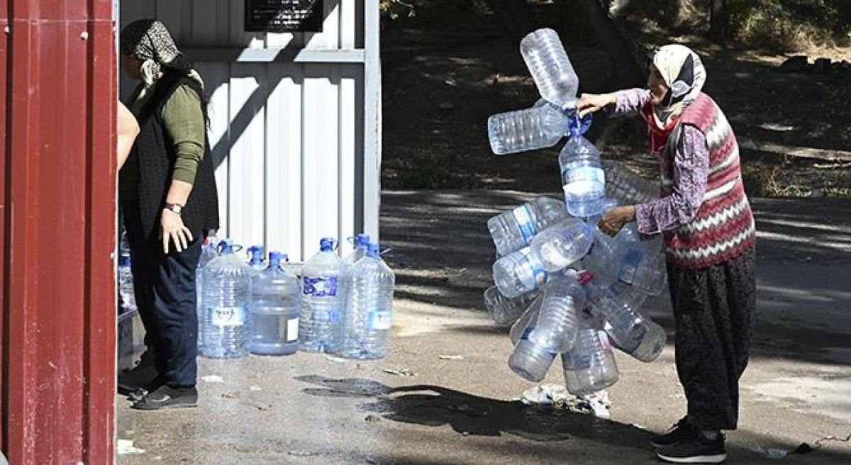 Ankara'nın Kızılay'ında Bir Sanat Eseri: Barfiks Demiri ile Fotoğraf Çekimlerine Yeni Bir Boyut! 3 Ankara'nın Kızılay'ında Bir Sanat Eseri: Barfiks Demiri ile Fotoğraf Çekimlerine Yeni Bir Boyut!