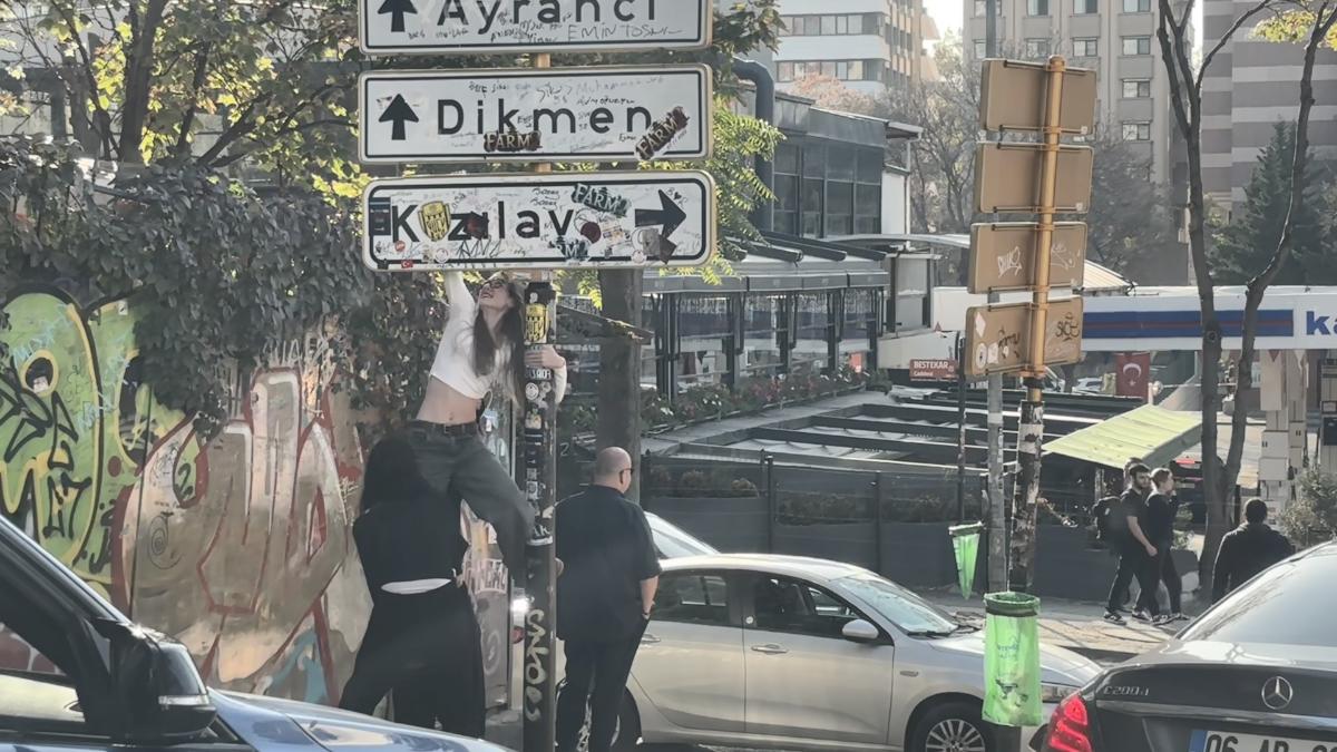 Ankara’nın Kızılay’ında Bir Sanat Eseri: Barfiks Demiri ile Fotoğraf Çekimlerine Yeni Bir Boyut!