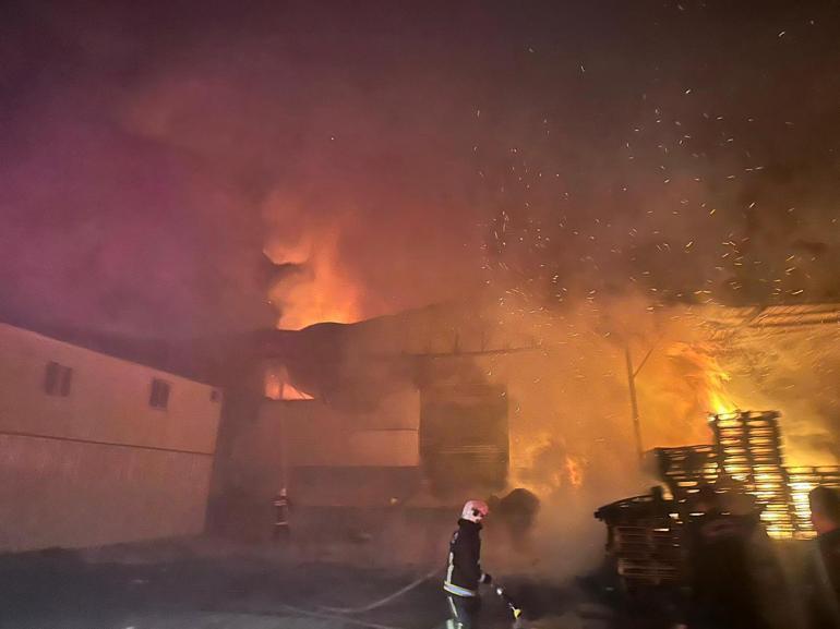 Antalya’da fabrika yangını! Alevler kısa sürede büyüdü