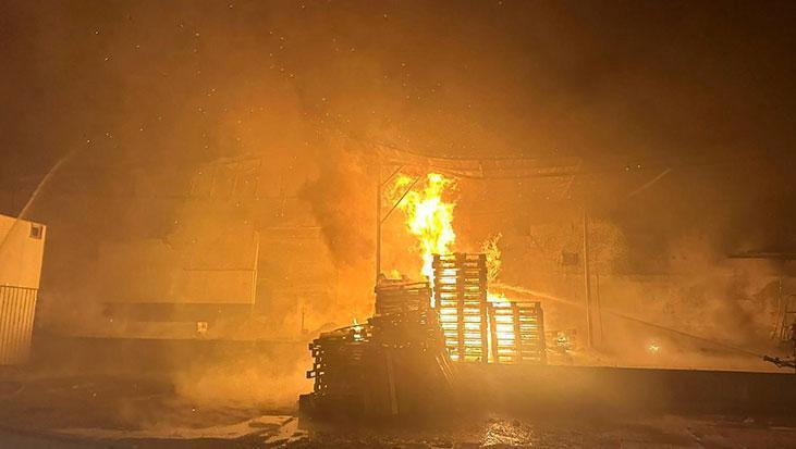 Antalya’da fabrika yangını! Alevler kısa sürede büyüdü
