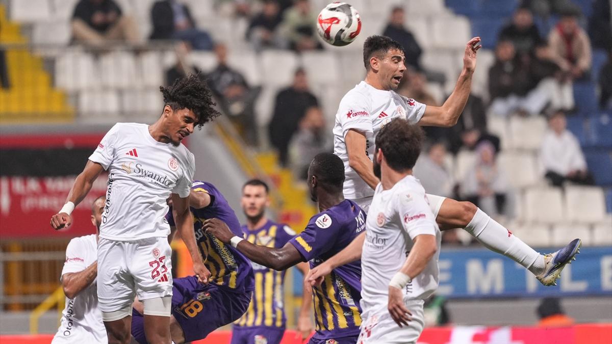 Antalyaspor, Eyüpspor’u Deplasmanda Yenerek Öne Geçti