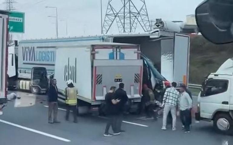 Arnavutköy'de kamyon TIR'a çarptı! Yan koltuktaki yolcu şekilde can verdi 3 Arnavutköy'de kamyon TIR'a çarptı! Yan koltuktaki yolcu şekilde can verdi