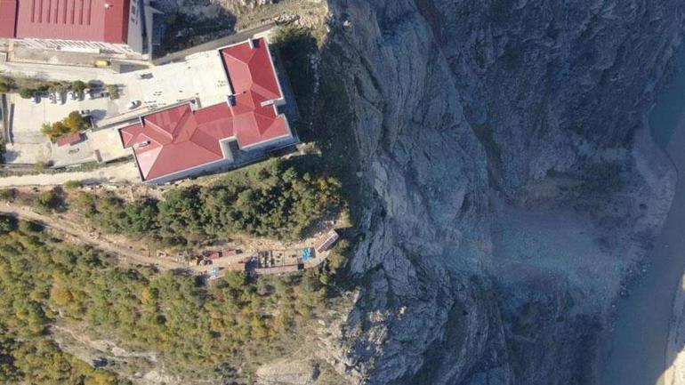 Artvin'de büyük panik! Kopan dev kaya parçası nedeniyle 2 lise tahliye edildi