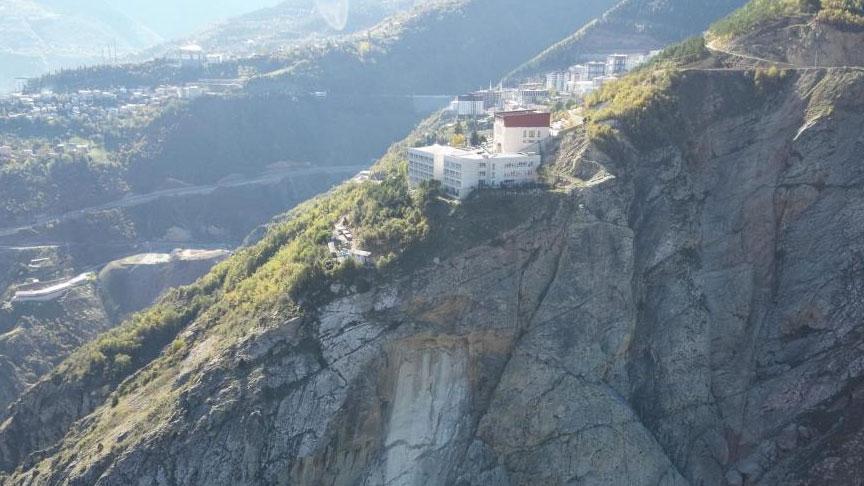 Artvin’de büyük panik! Kopan dev kaya parçası nedeniyle 2 lise tahliye edildi