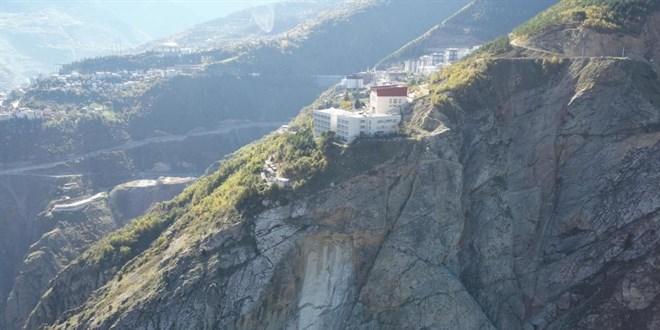 Artvin’de Kaya Düşmesi: İki Lise Tahliye Edildi, Paniğe Neden Oldu!