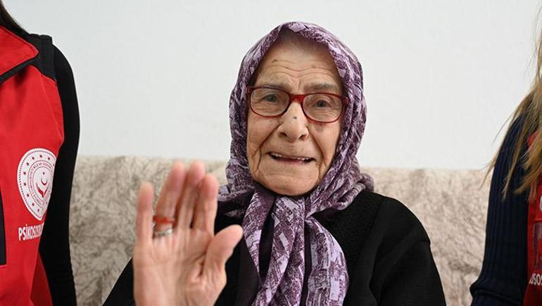 Atatürk'ün verdiği soyadı 79 yıldır gururla taşıyor! Cumhuriyet ile yaşıt Rana nine: 'Her 10 Kasım'da dualar okurum' 1 Atatürk'ün verdiği soyadı 79 yıldır gururla taşıyor! Cumhuriyet ile yaşıt Rana nine: 'Her 10 Kasım'da dualar okurum'