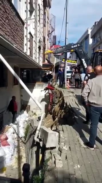 Avcılarda Kaldırım Duvarı Çöktü: Şok Edici Olay Şehri Sarsıyor! 1 Avcılarda Kaldırım Duvarı Çöktü: Şok Edici Olay Şehri Sarsıyor!
