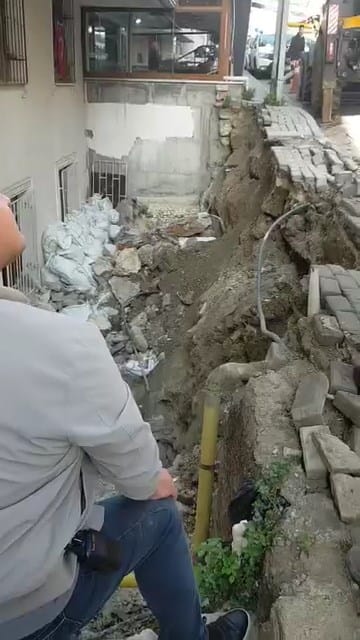 Avcılarda Kaldırım Duvarı Çöktü: Şok Edici Olay Şehri Sarsıyor! 2 Avcılarda Kaldırım Duvarı Çöktü: Şok Edici Olay Şehri Sarsıyor!