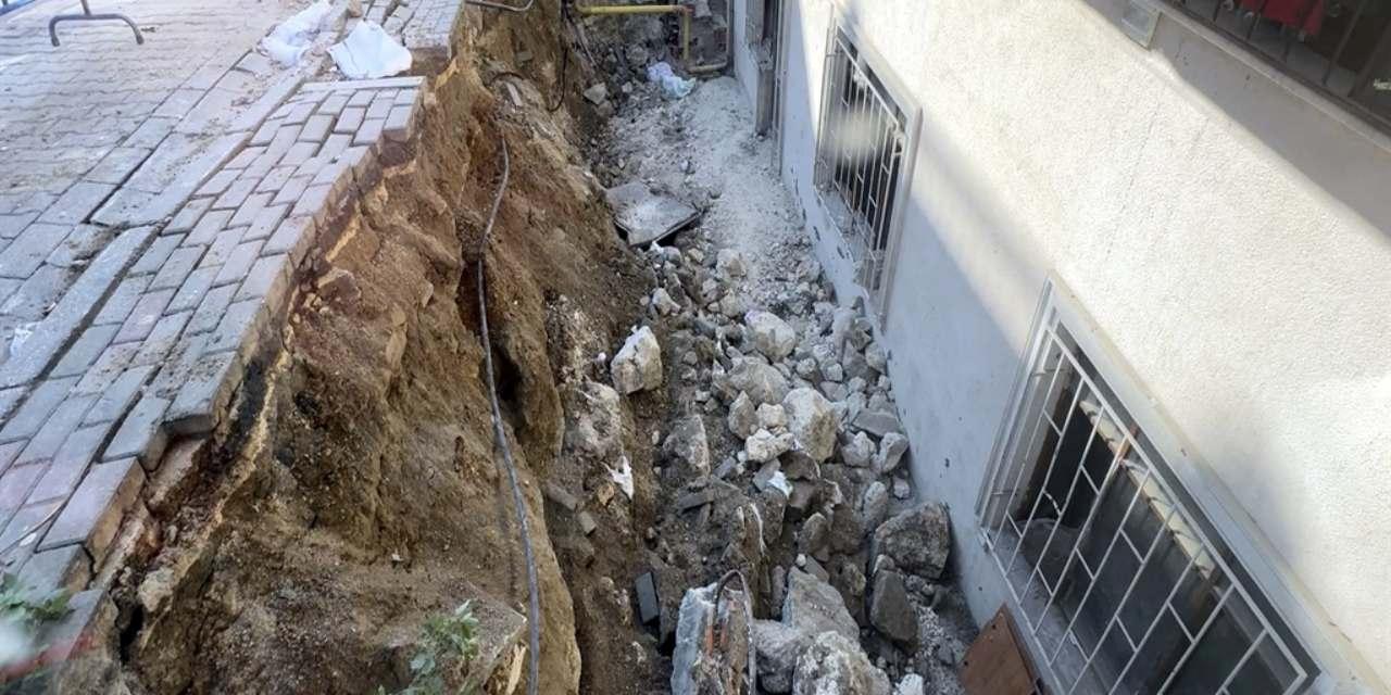 Avcılarda Kaldırım Duvarı Çöktü: Şok Edici Olay Şehri Sarsıyor!