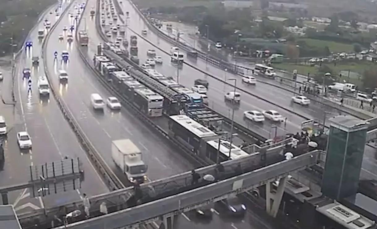 Avcılar’da metrobüs arızalandı! Duraklarda yoğunluk oluştu