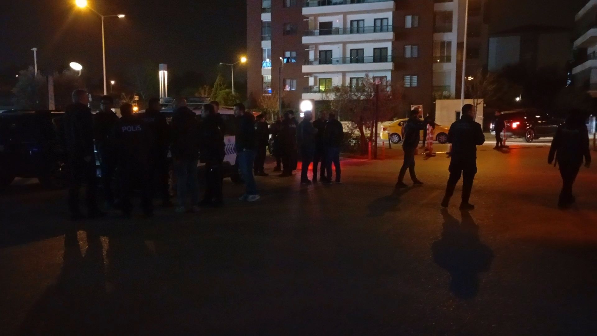 AVM'de Tartışma Sonrası Bekçinin Silahını Gösterdiği Anlar: Güvenlik ve Gerilim! 2 AVM'de Tartışma Sonrası Bekçinin Silahını Gösterdiği Anlar: Güvenlik ve Gerilim!