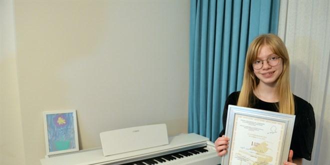 Aylin’in Başarısı: Uluslararası Piyano Yarışmasında Mutlak Kulakla Birincilik