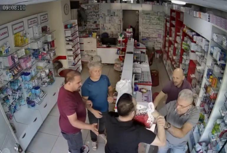 Babasını tartaklayan eczacı teknisyenini darbetti! 1 Babasını tartaklayan eczacı teknisyenini darbetti!