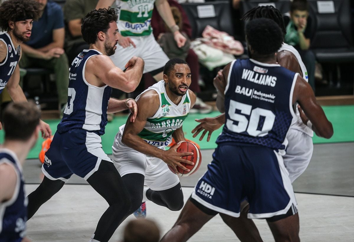 Bahçeşehir Koleji, Bursaspor Basketbol'u Mağlup Ederek Zaferle Ayrıldı 1 Bahçeşehir Koleji, Bursaspor Basketbol'u Mağlup Ederek Zaferle Ayrıldı