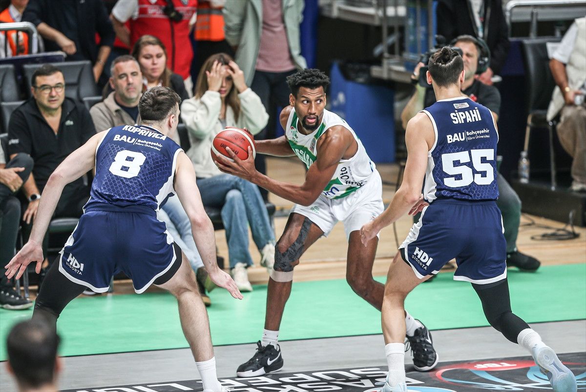 Bahçeşehir Koleji, Bursaspor Basketbol'u Mağlup Ederek Zaferle Ayrıldı 2 Bahçeşehir Koleji, Bursaspor Basketbol'u Mağlup Ederek Zaferle Ayrıldı