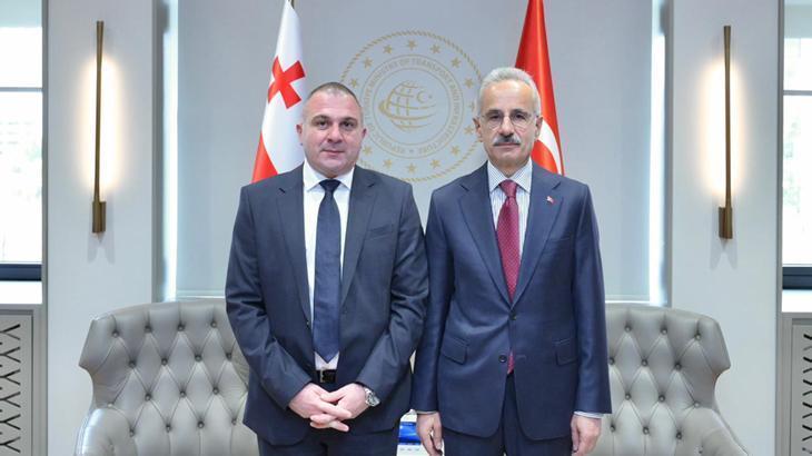 Bakan Uraloğlu, Gürcistan Altyapı Bakanı Sokhadze ile görüştü